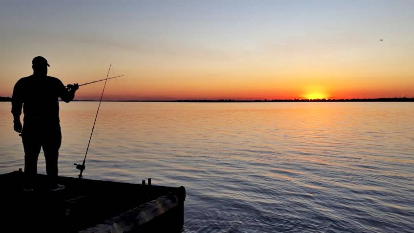 Pescador en la costa